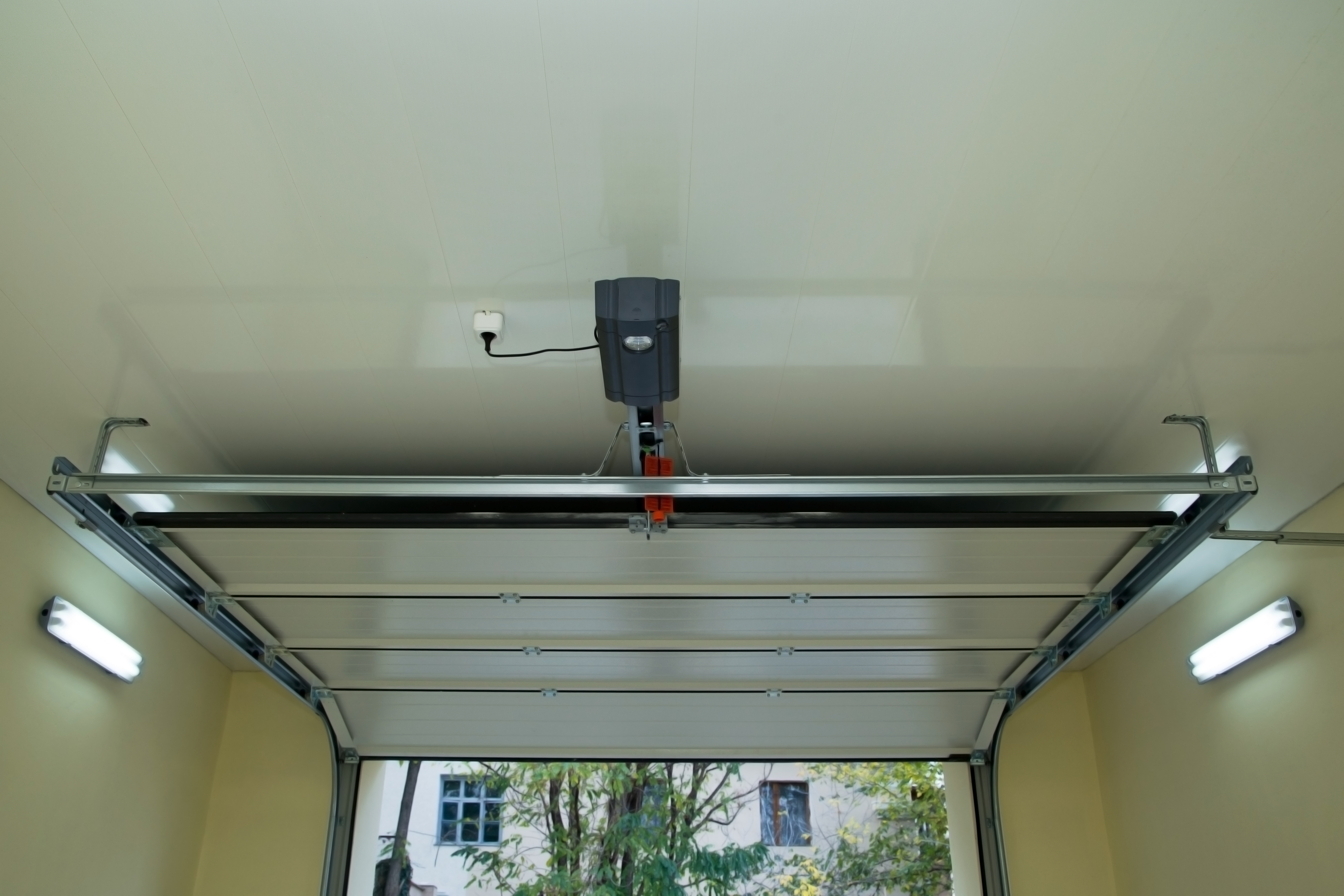 Screw-drive garage door opener with threaded steel rod mechanism